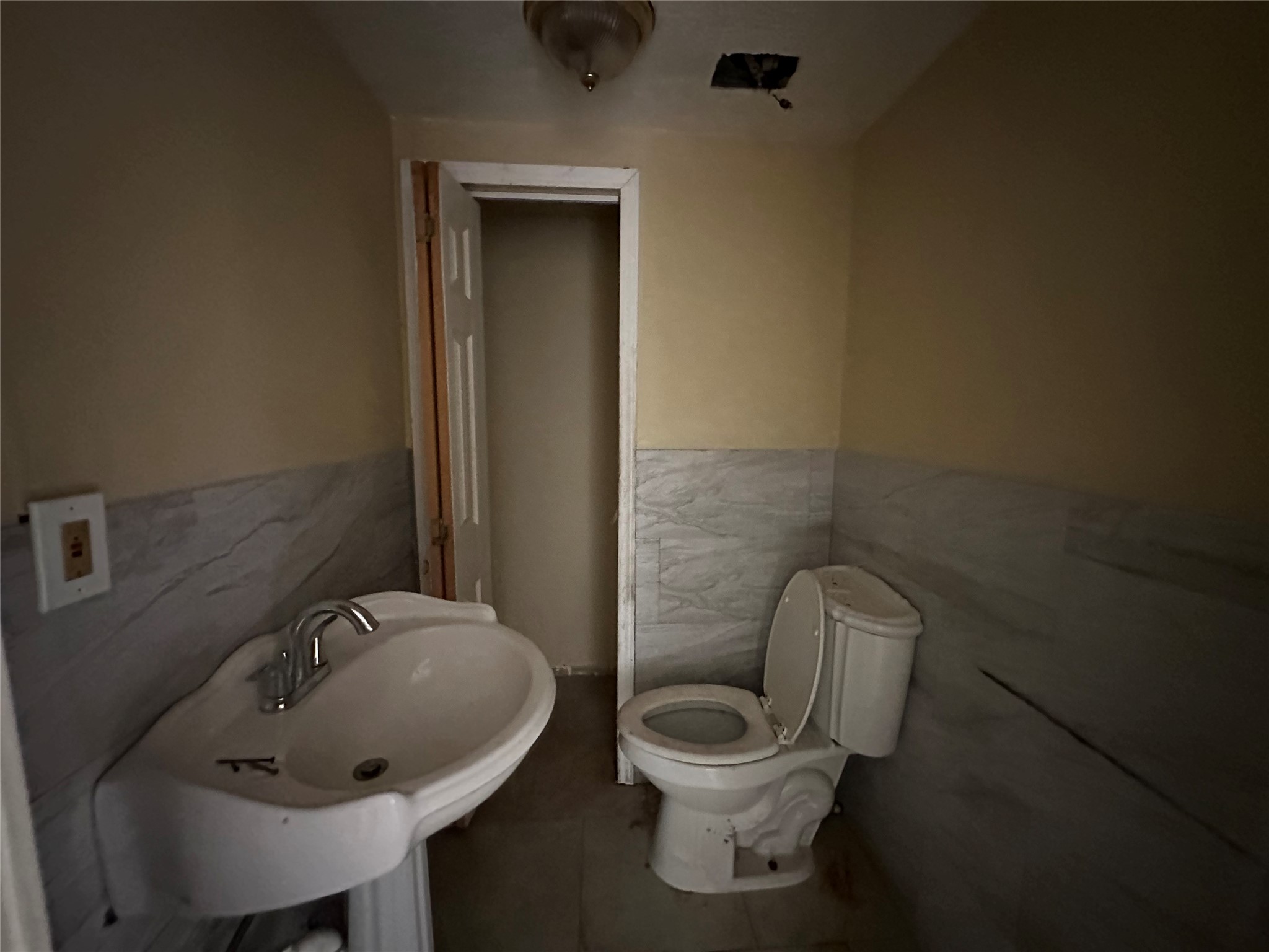 6121 Grace Lane Houston, TX 77021 - Photo 21 of 35 a bathroom with a toilet sink and mirror