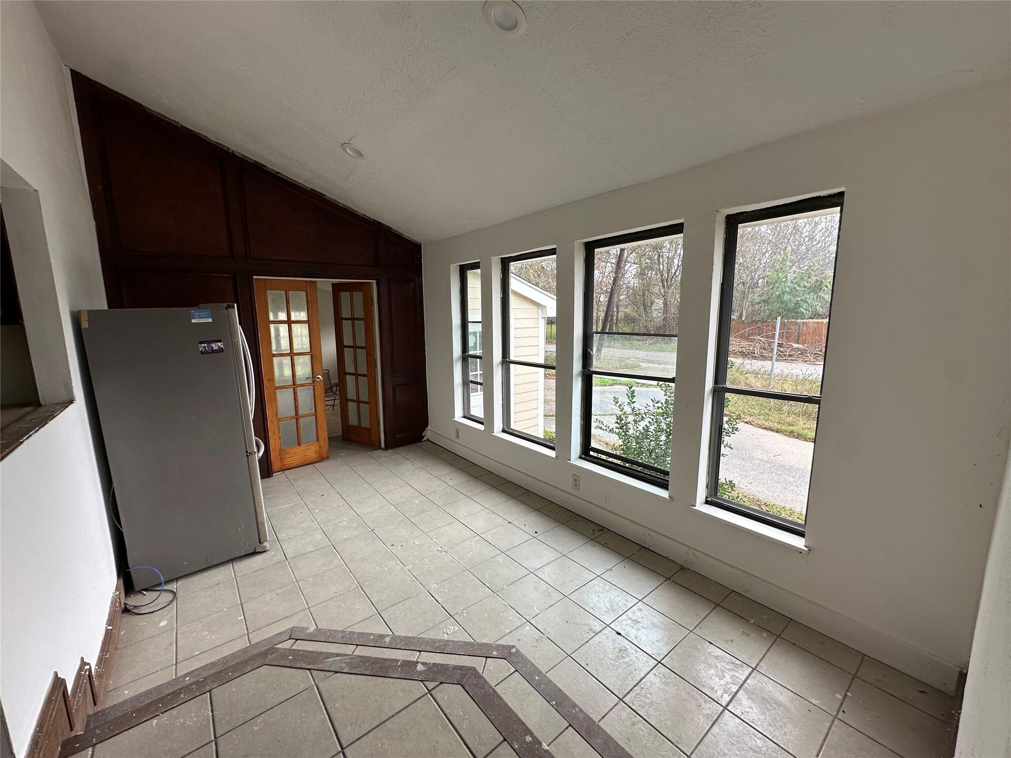 6121 Grace Lane Houston, TX 77021 - Photo 26 of 35 a view of an empty room with glass door