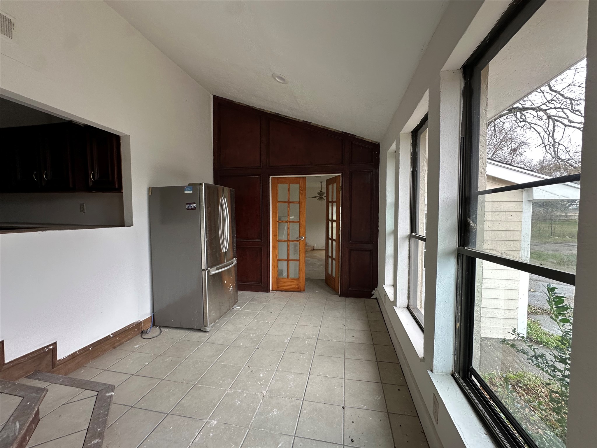 6121 Grace Lane Houston, TX 77021 - Photo 29 of 35 a view of a windows and an empty room with a large window