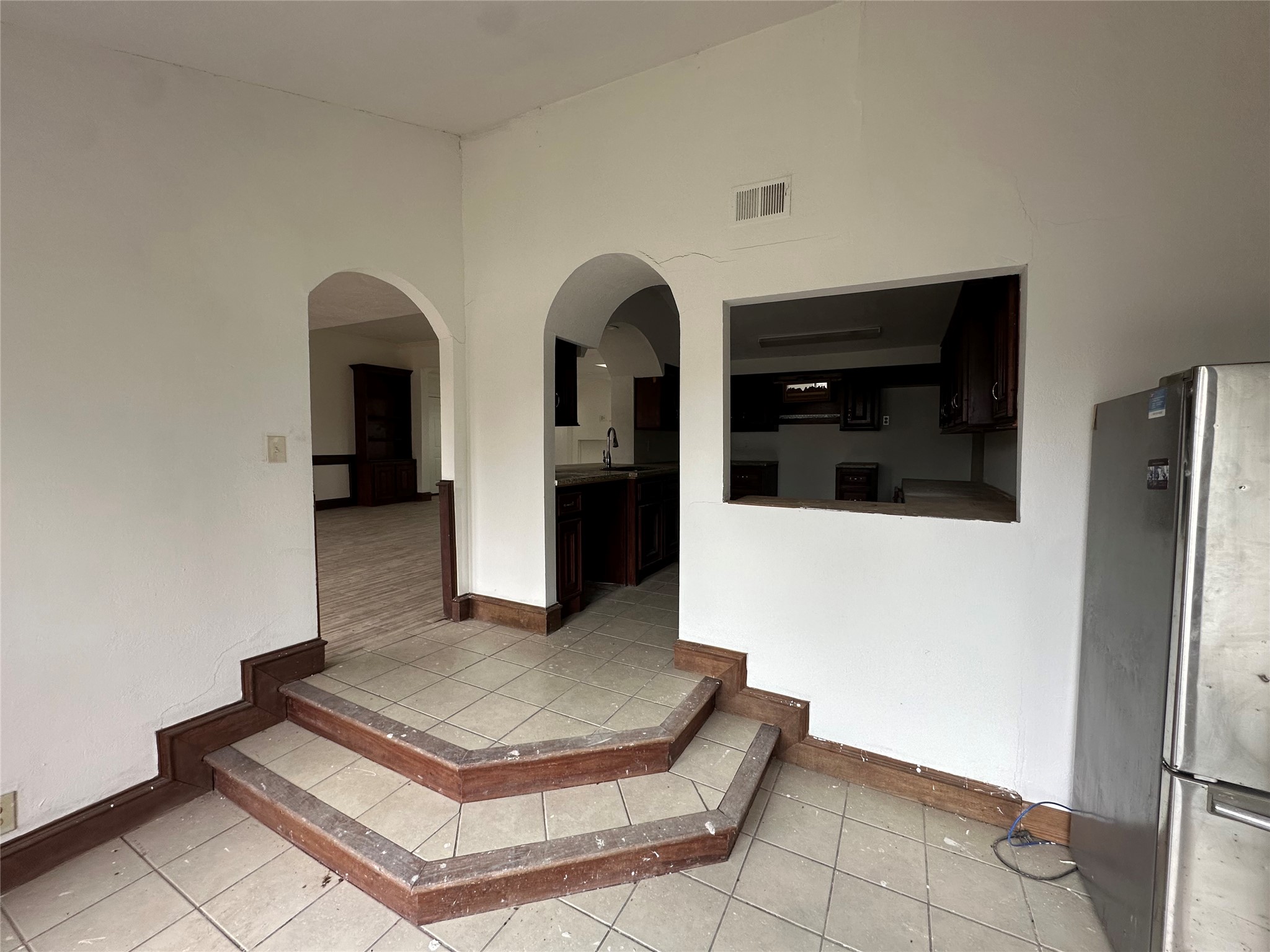 6121 Grace Lane Houston, TX 77021 - Photo 30 of 35 a living room with stainless steel appliances kitchen island granite countertop a refrigerator and a stove