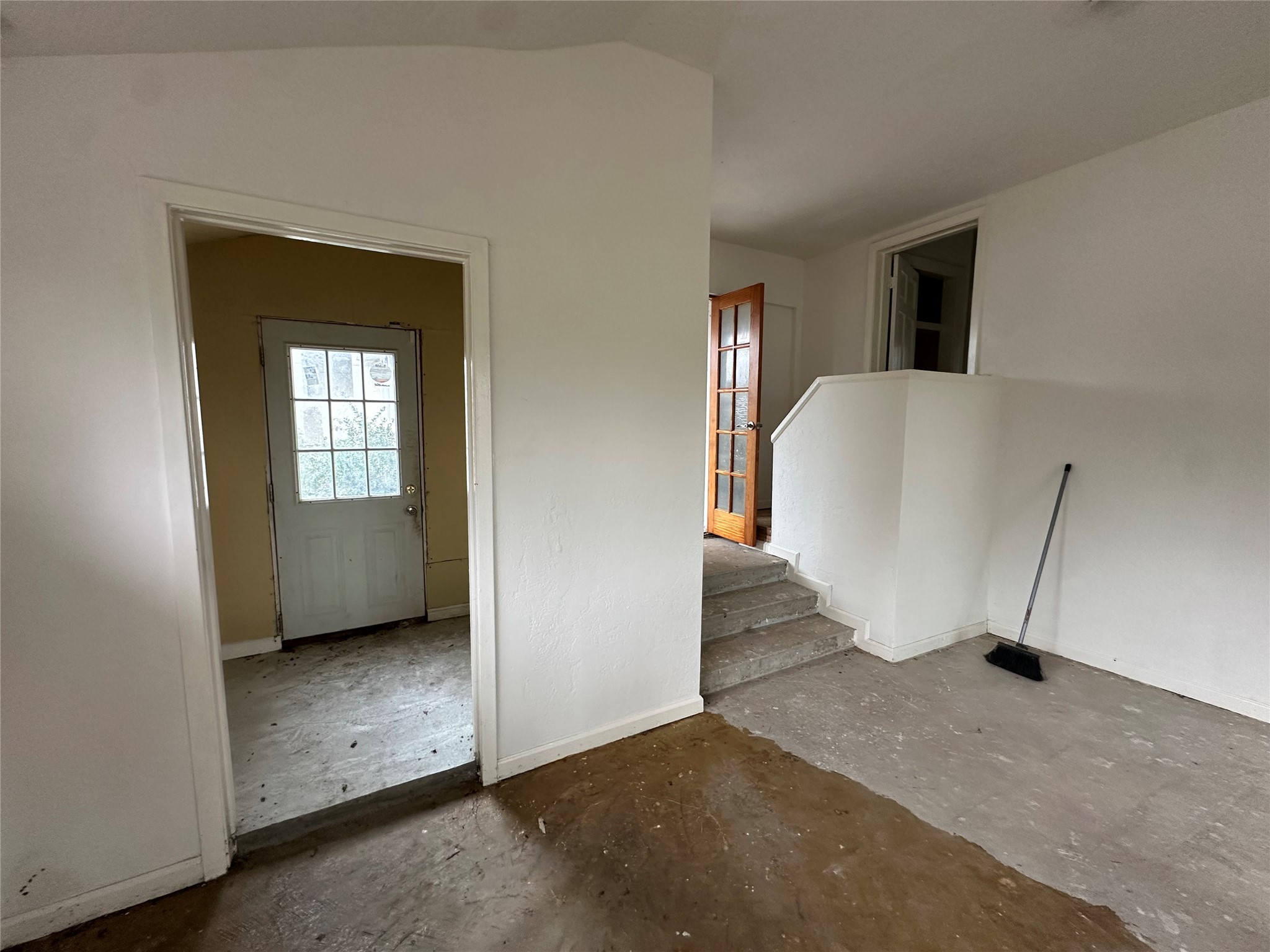 6121 Grace Lane Houston, TX 77021 - Photo 32 of 35 a view of an empty room with wooden floor and a window