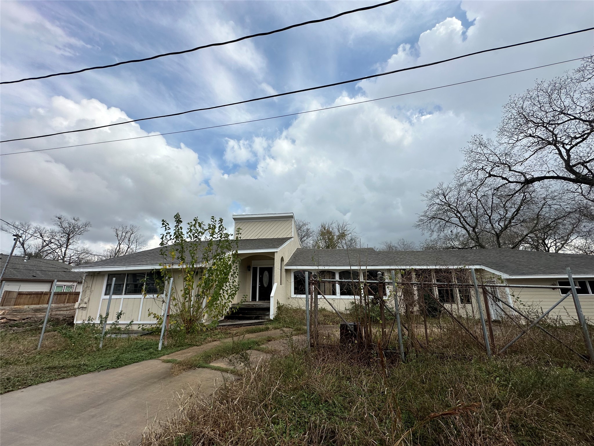 6121 Grace Lane Houston, TX 77021 - Photo 33 of 35 a front view of house with a garden