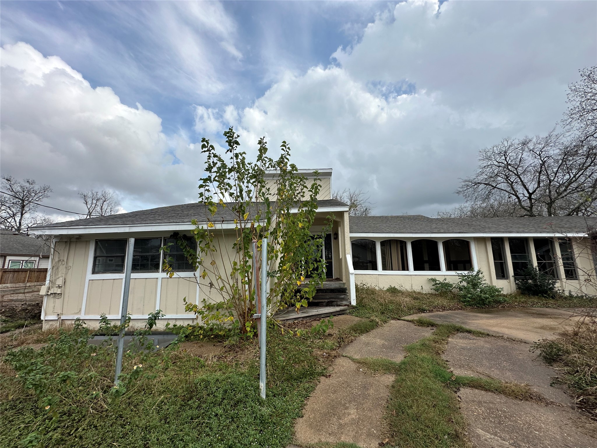 6121 Grace Lane Houston, TX 77021 - Photo 34 of 35 a front view of a house with garden