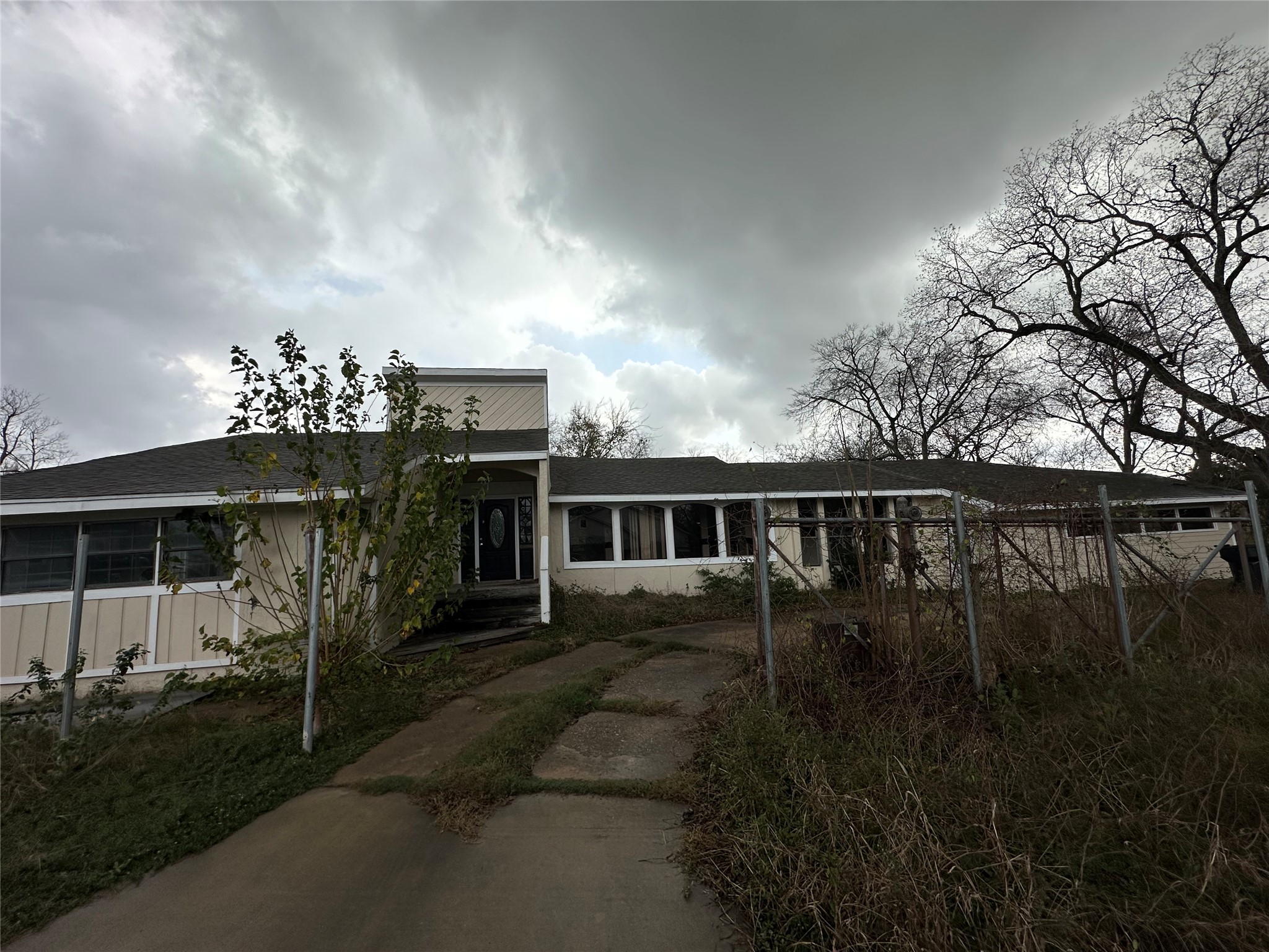6121 Grace Lane Houston, TX 77021 - Photo 35 of 35 a backyard of a house with lots of green space
