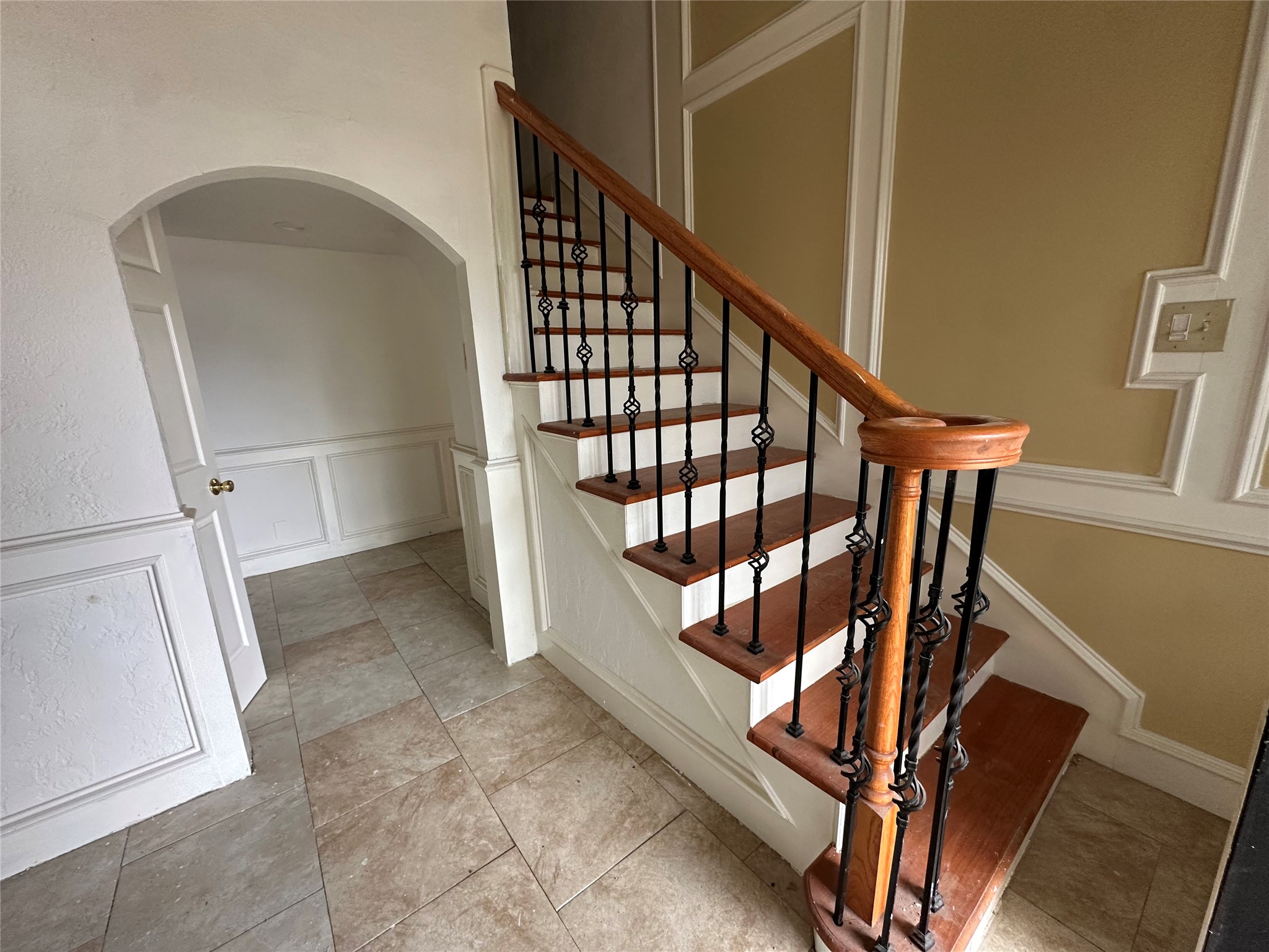 6121 Grace Lane Houston, TX 77021 - Photo 4 of 35 a view of entryway with a window