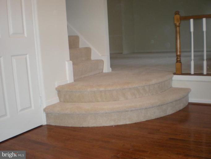 7920 Laural Valley Way Springfield, VA 22153 - Photo 8 of 23 Entrance / Foyer