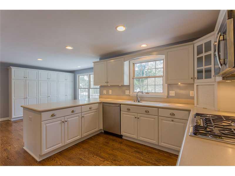 728 Round Hill Road Indianapolis, IN 46260 - Photo 6 of 24 Gallery Image 6