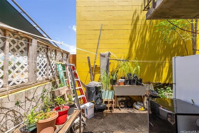 a view of an outdoor space