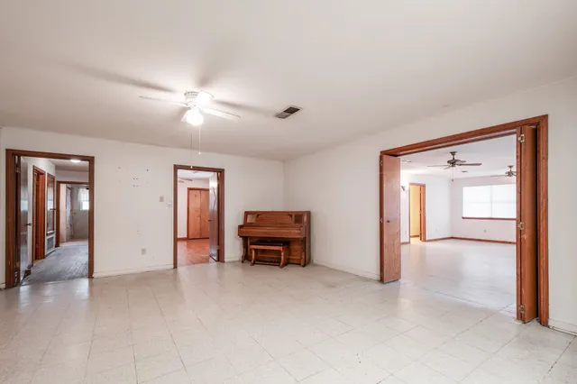 a view of livingroom with furniture