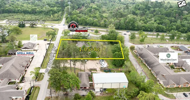 an aerial view of residential house with outdoor space and lake view