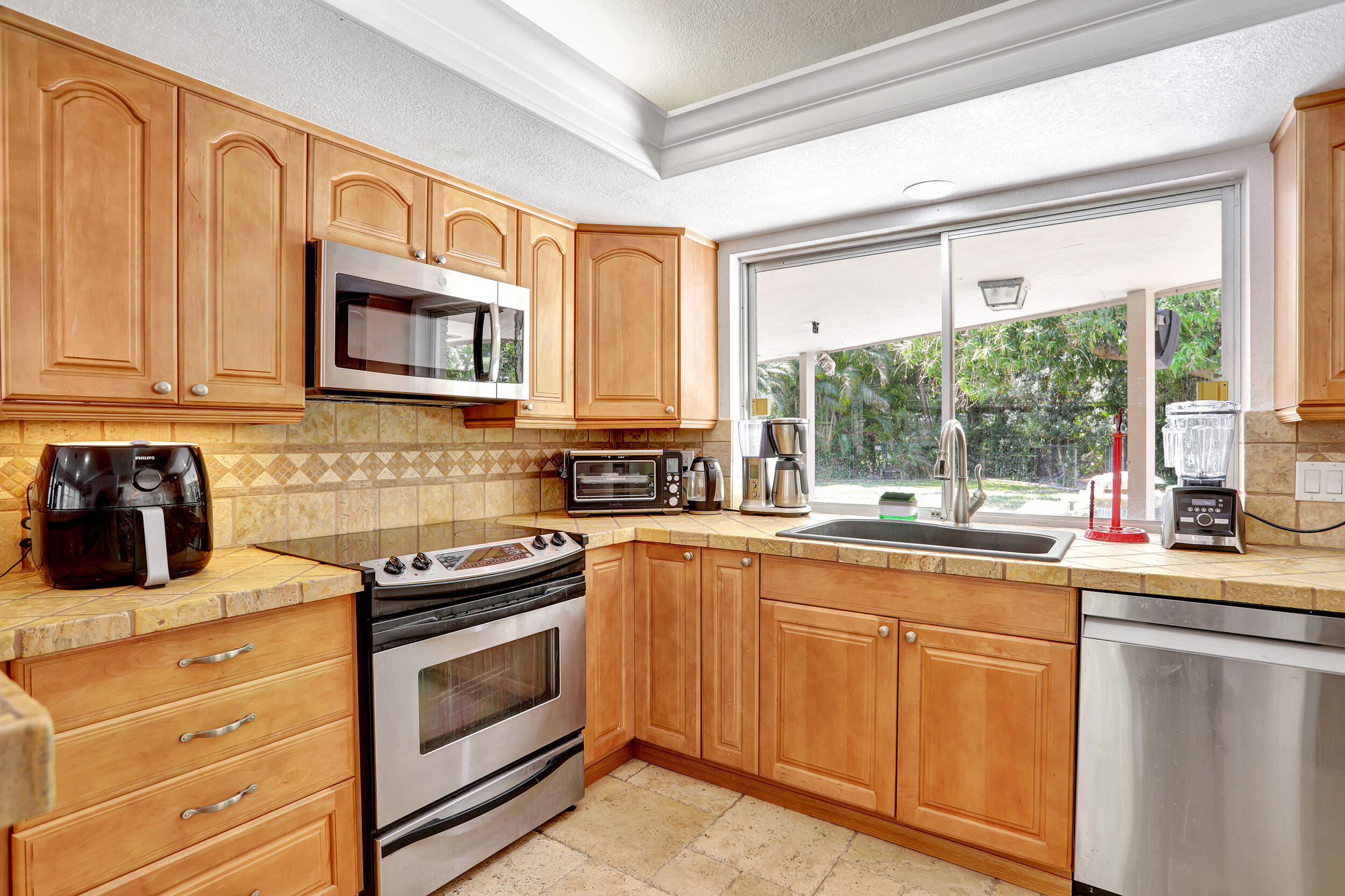407 Southwest 7th Terrace Boca Raton, FL 33486 - Photo 3 of 17 Kitchen