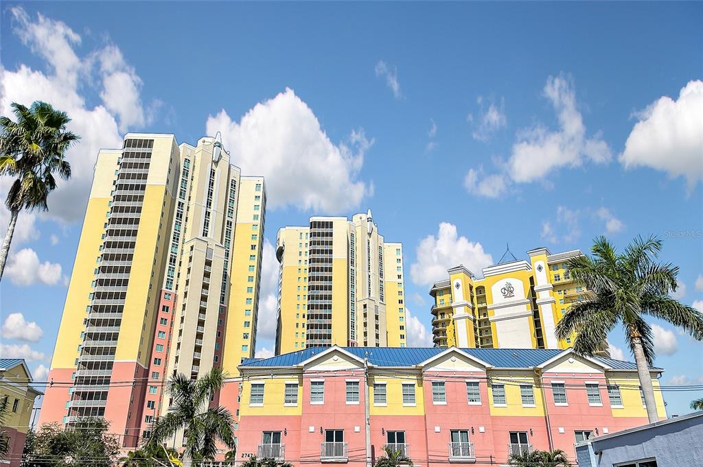 a view of an buildings with a backyard