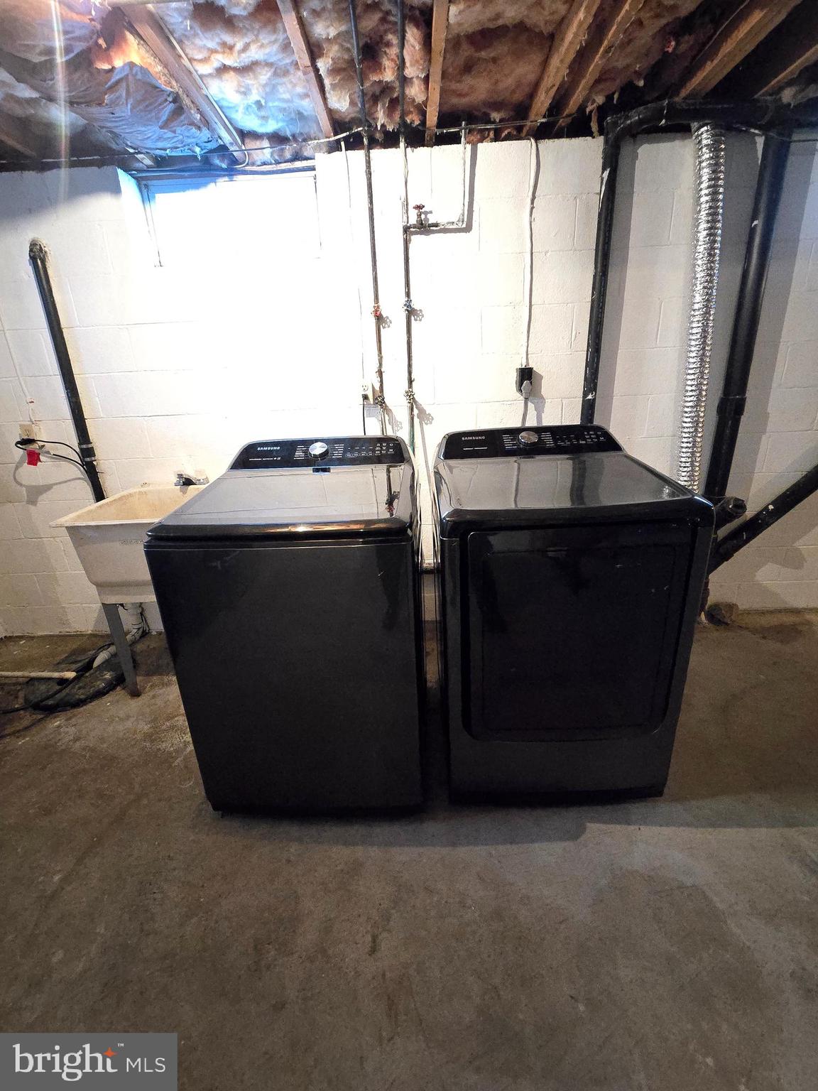 1113 Mirga Circle Baltimore, MD 21207 - Photo 21 of 23 a utility room with a stove and a window