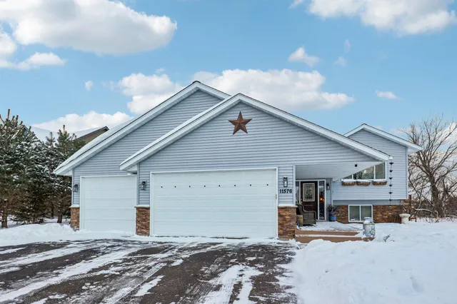$399,900 | 11576 Bristol Road, Chisago City, MN 55013