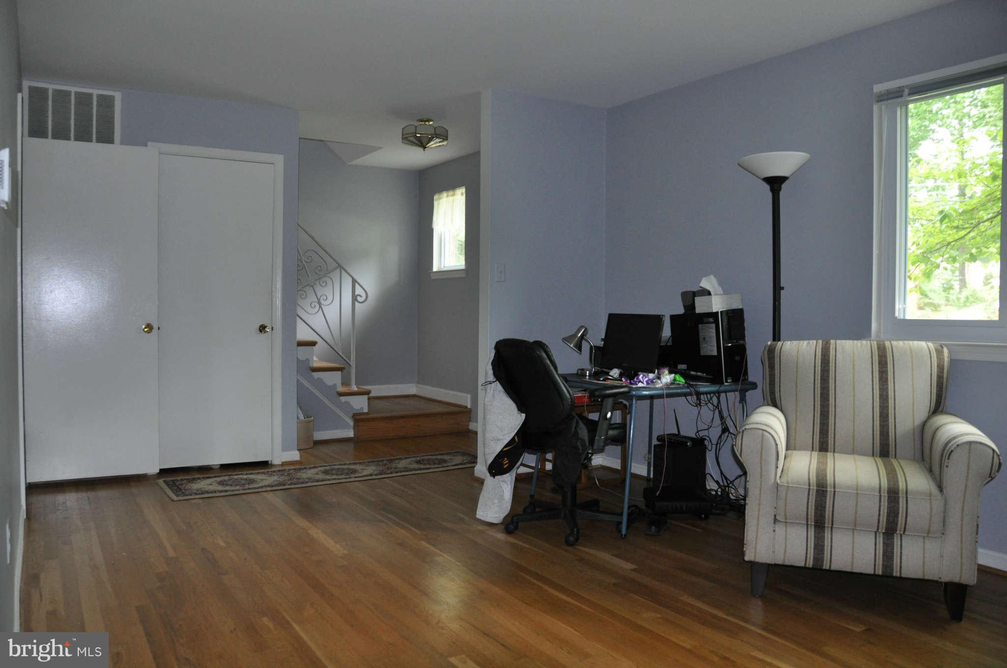 5601 Ventnor Lane Springfield, VA 22151 - Photo 3 of 20 Living Room