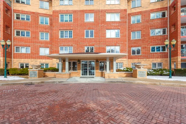 $439,900 | 730 Creekside Drive, Unit 209, Mount Prospect, IL 60056