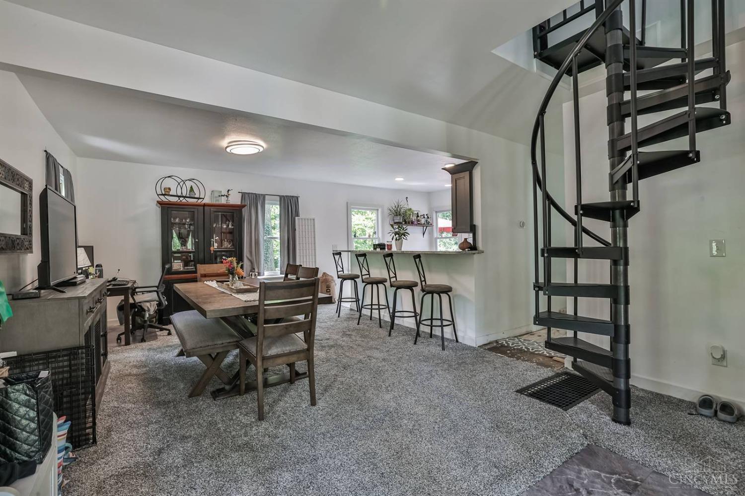 585 Sutton Road Cincinnati, OH 45230 - Photo 4 of 27