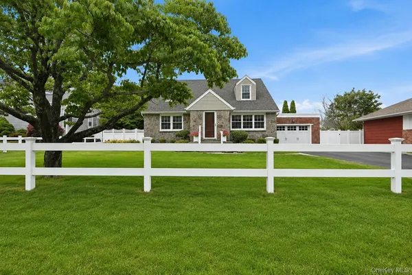 $1,100,000 | 11 Cliftwood Drive, Huntington, NY 11743