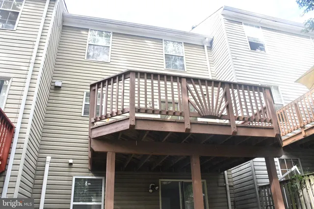a view of livingroom with furniture