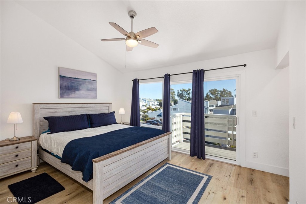 24562 Harbor View Drive, Unit 18 Dana Point, CA 92629 - Photo 18 of 33 a bedroom with a large bed and a window