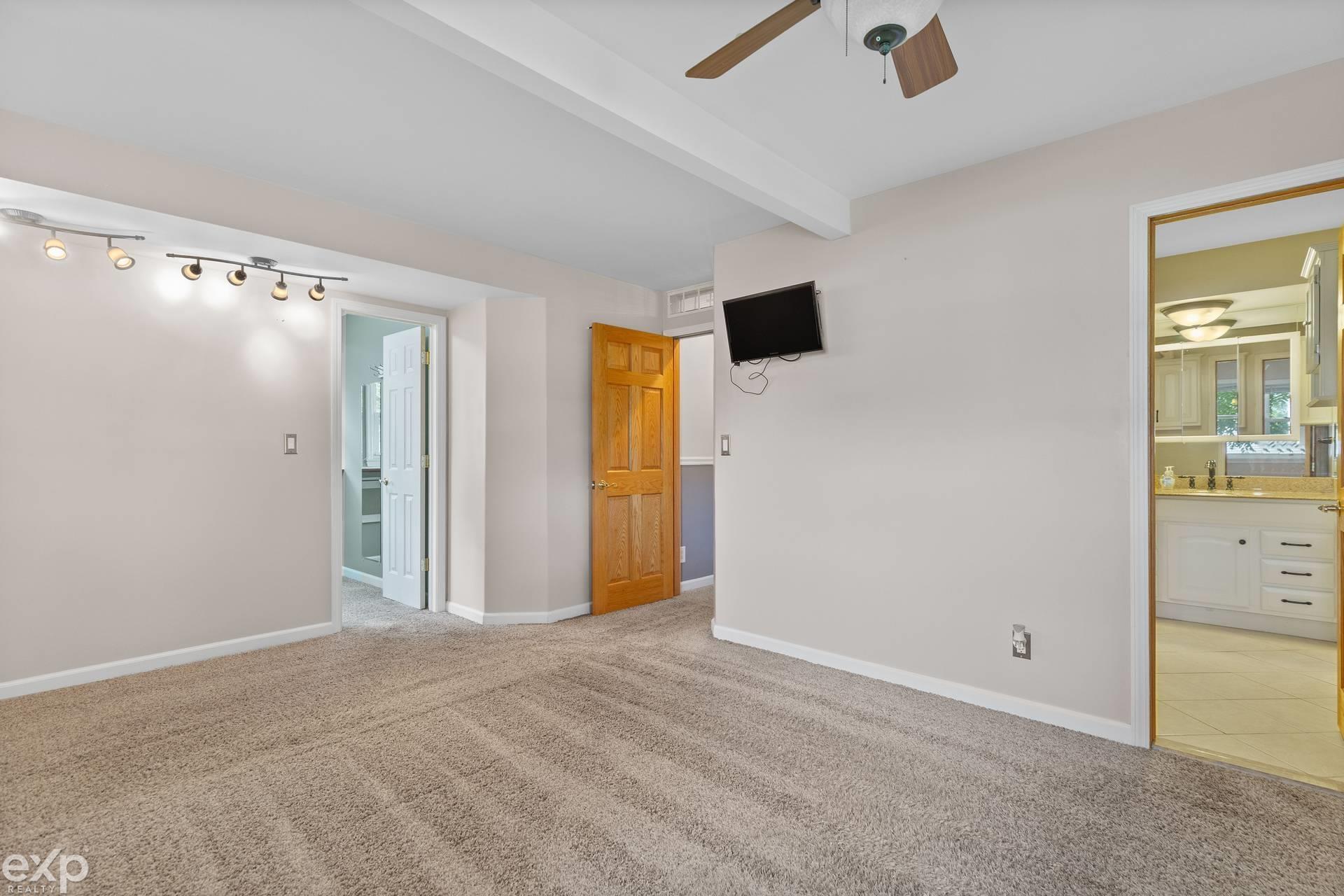 137 Rathbone Street Mount Clemens, MI 48043 - Photo 21 of 32 50183586-f0e26078-eee6-44f0-8ed5-c127903b4983.JPG