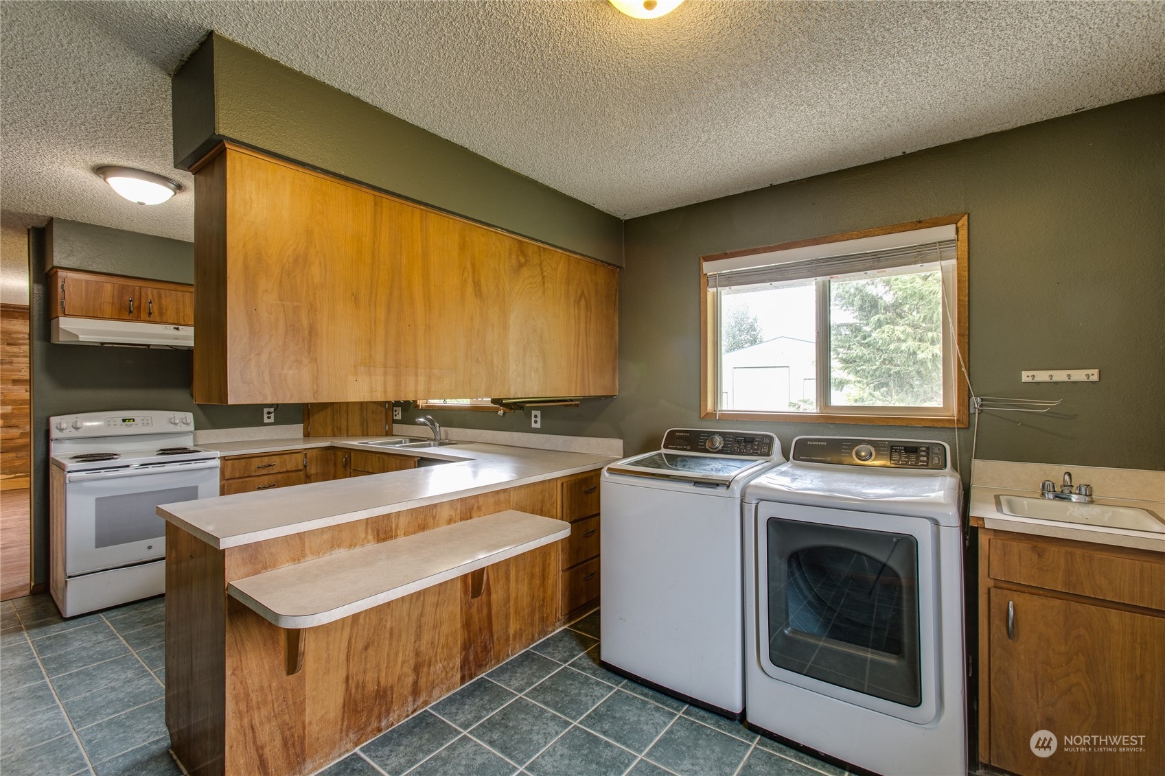 8130 Gillies Road Everson, WA 98247 - Photo 8 of 39 a view of a kitchen with washer and dryer