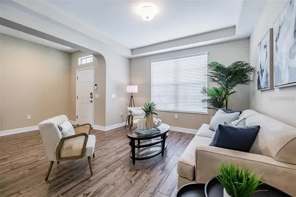 a view of a backyard