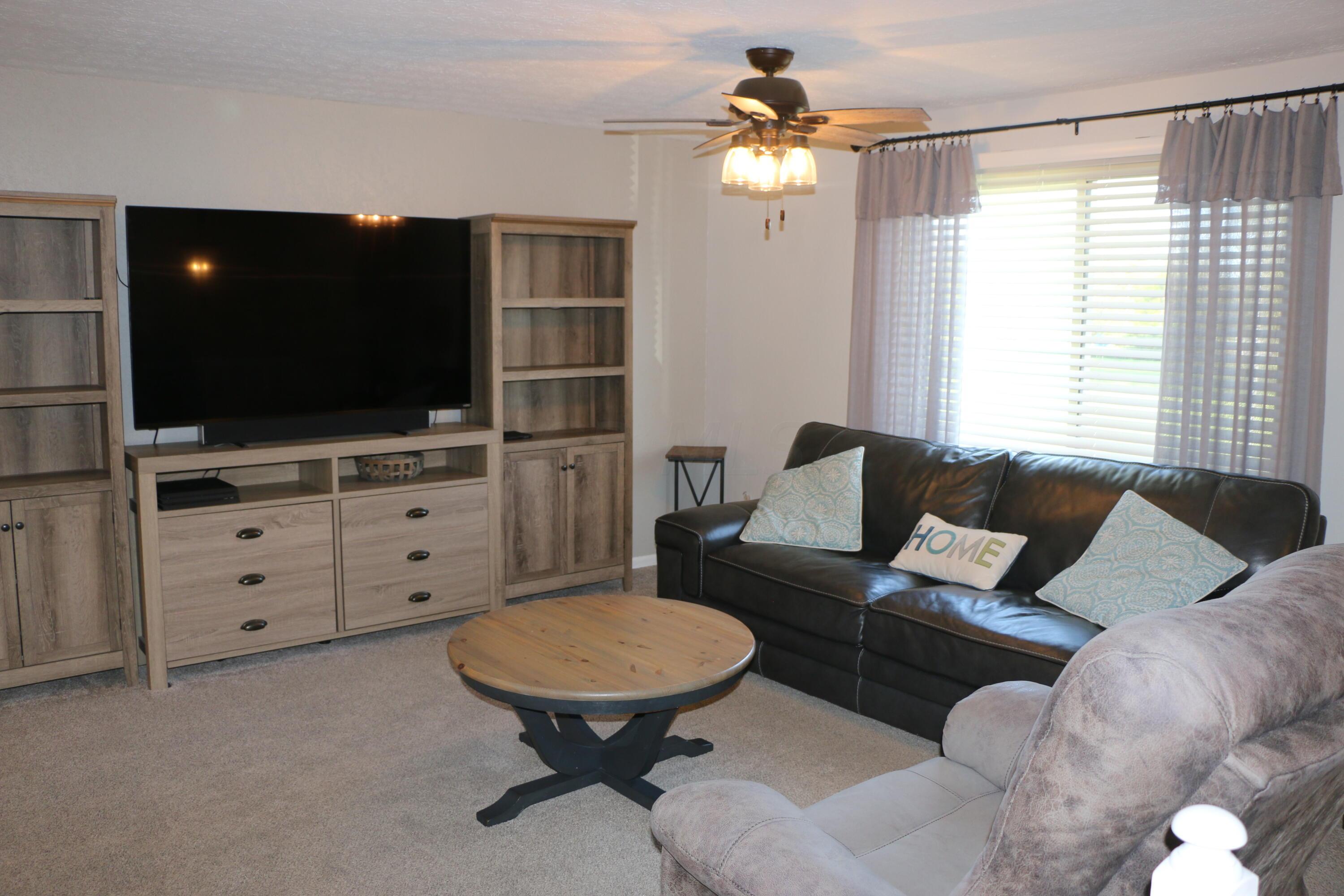 7200 Rodebaugh Road Reynoldsburg, OH 43068 - Photo 7 of 38 LIving Rm