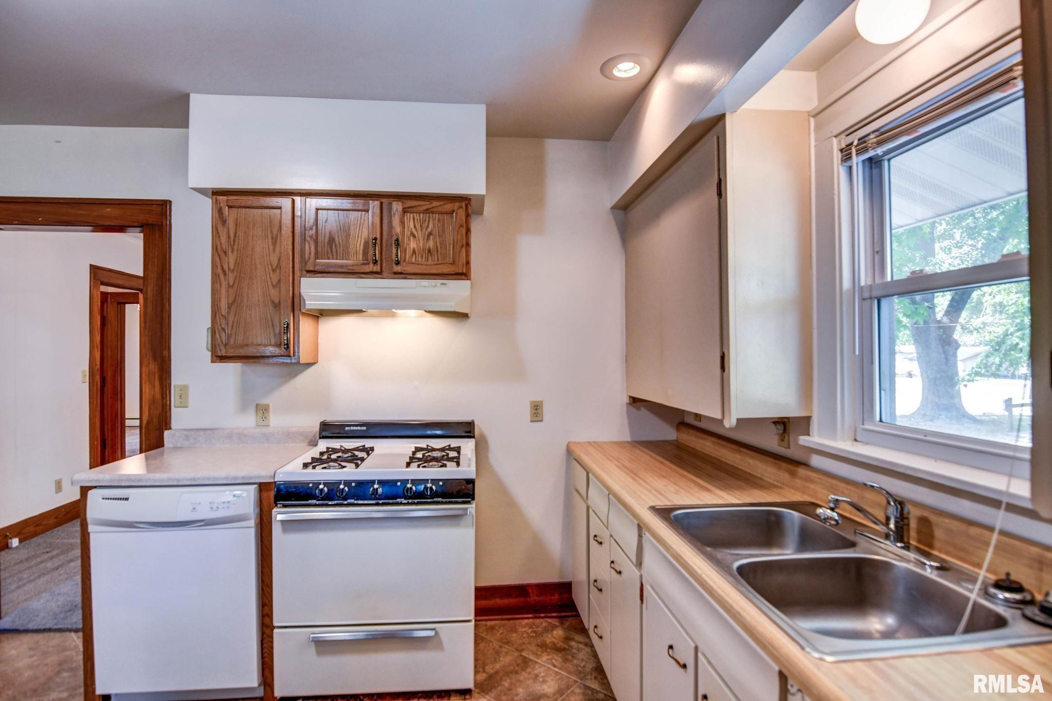 810 North Snodgrass Street Taylorville, IL 62568 - Photo 6 of 43