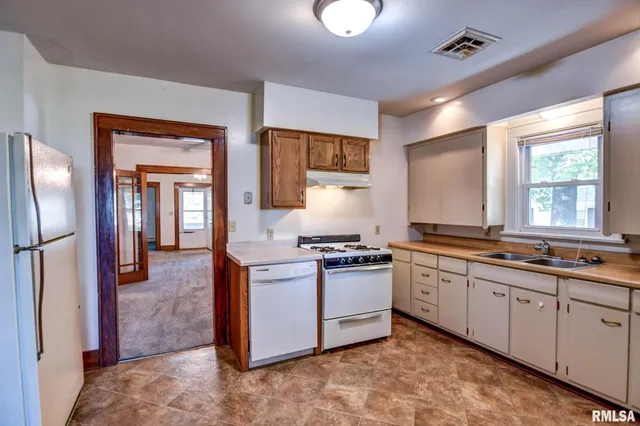 $139,900 | 810 North Snodgrass Street, Taylorville, IL 62568