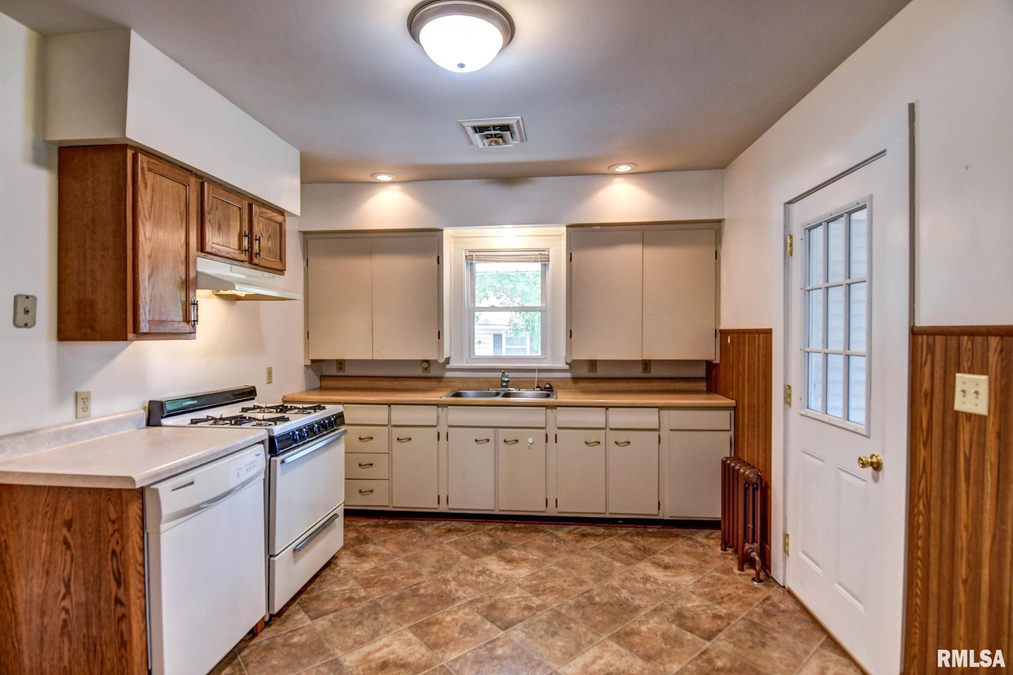 810 North Snodgrass Street Taylorville, IL 62568 - Photo 8 of 43