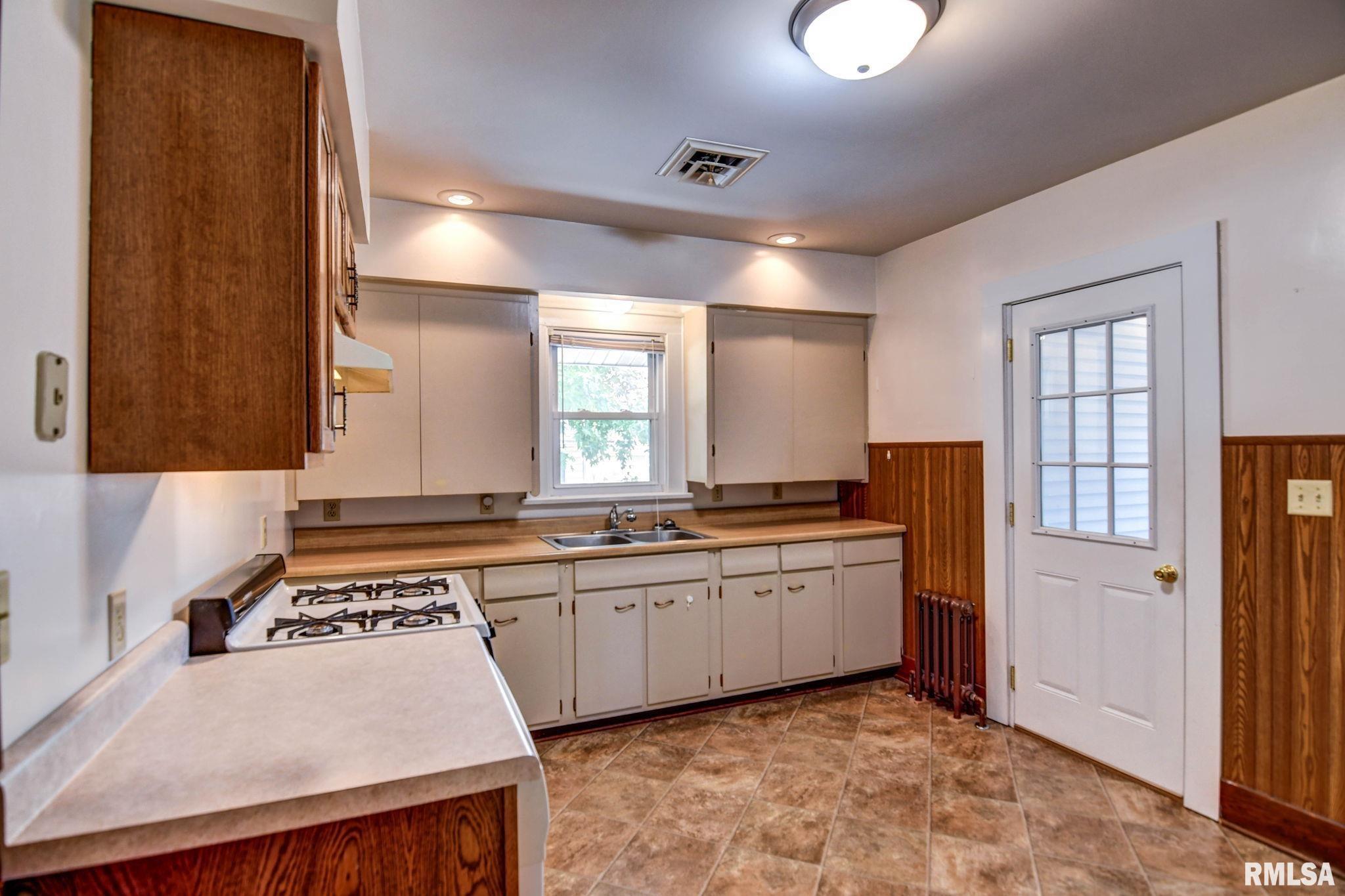 810 North Snodgrass Street Taylorville, IL 62568 - Photo 9 of 43