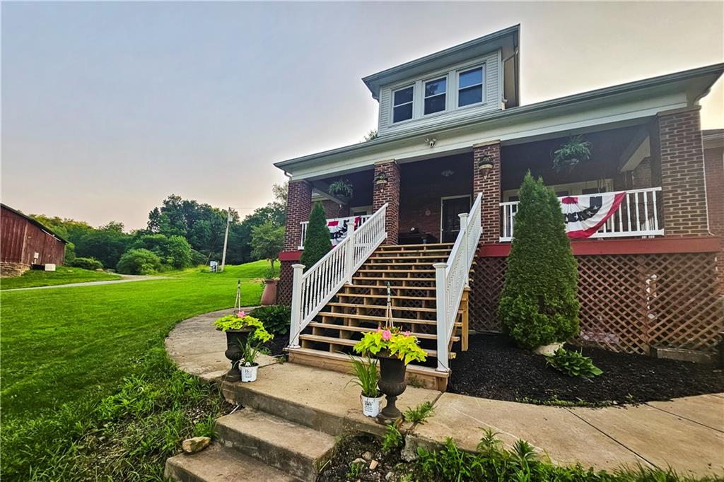 a view of a house with backyard