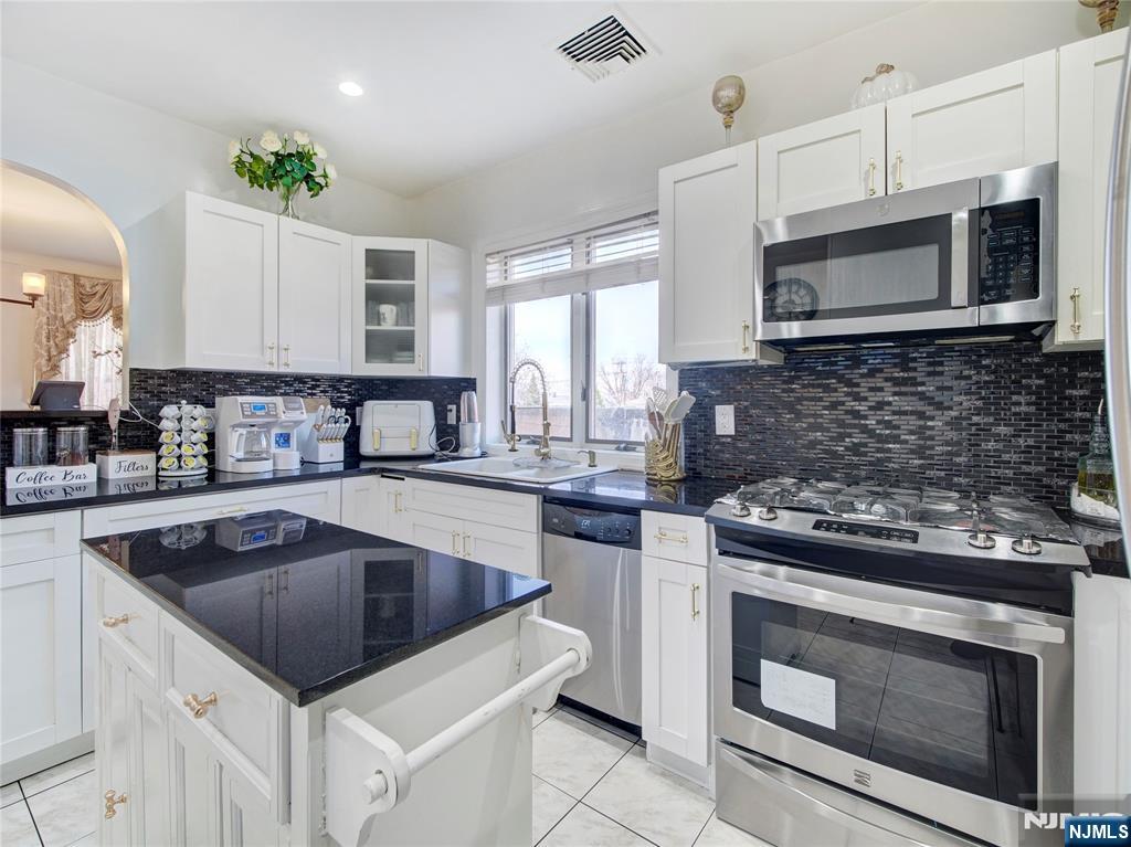 569 Monroe Place Ridgefield, NJ 07657 - Photo 11 of 26