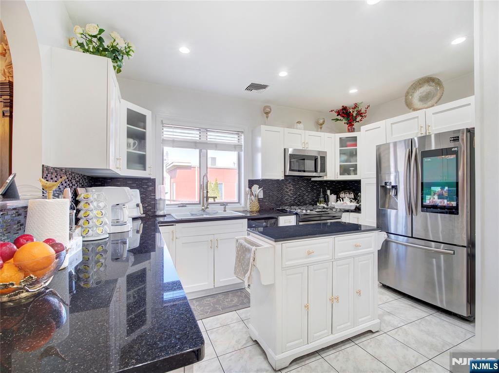 569 Monroe Place Ridgefield, NJ 07657 - Photo 9 of 26