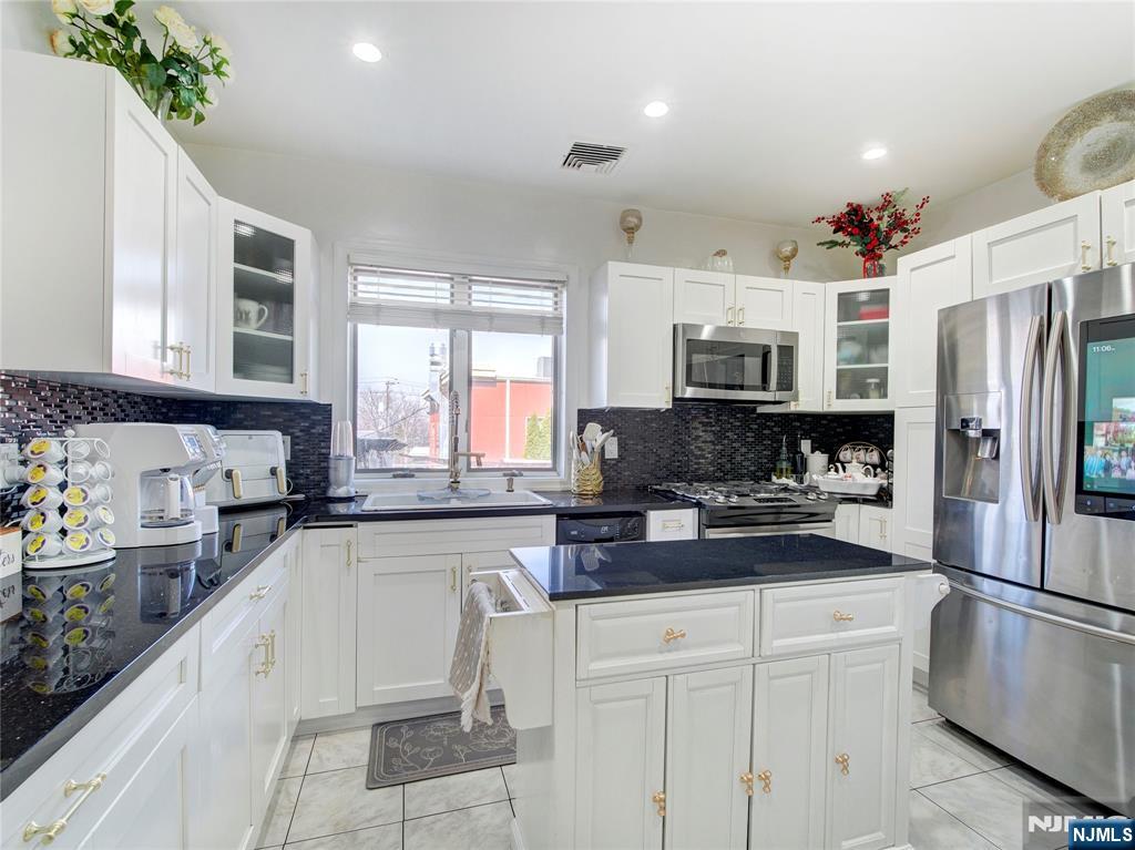 569 Monroe Place Ridgefield, NJ 07657 - Photo 10 of 26