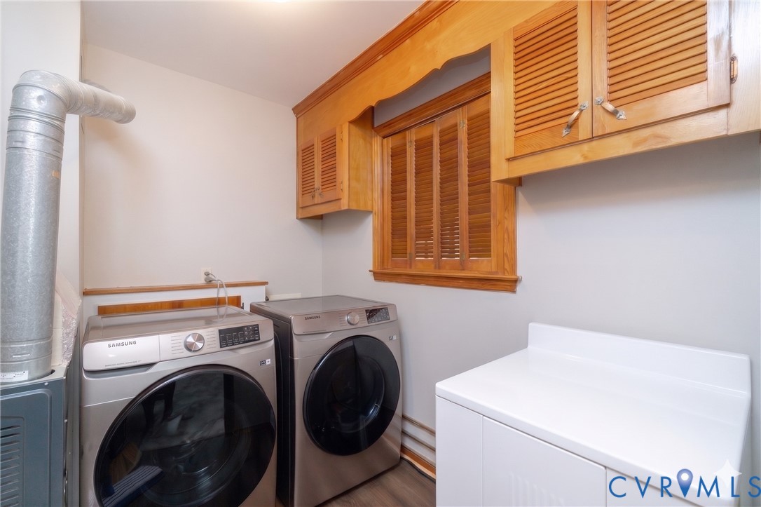 712 Keswick Road Colonial Heights, VA 23834 - Photo 14 of 34 a utility room with dryer and washer