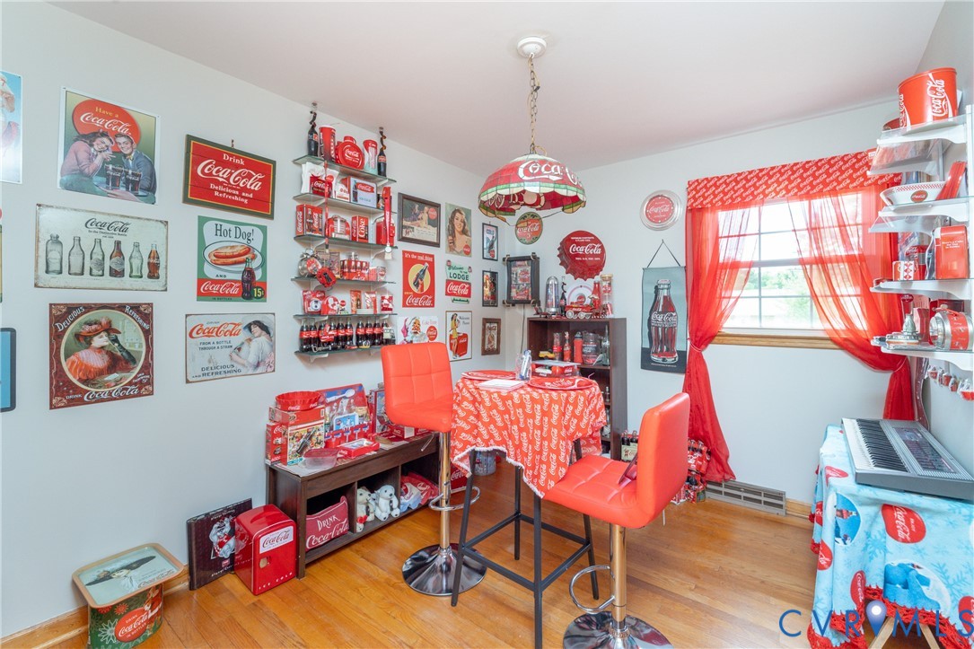 712 Keswick Road Colonial Heights, VA 23834 - Photo 18 of 34 a living room with furniture