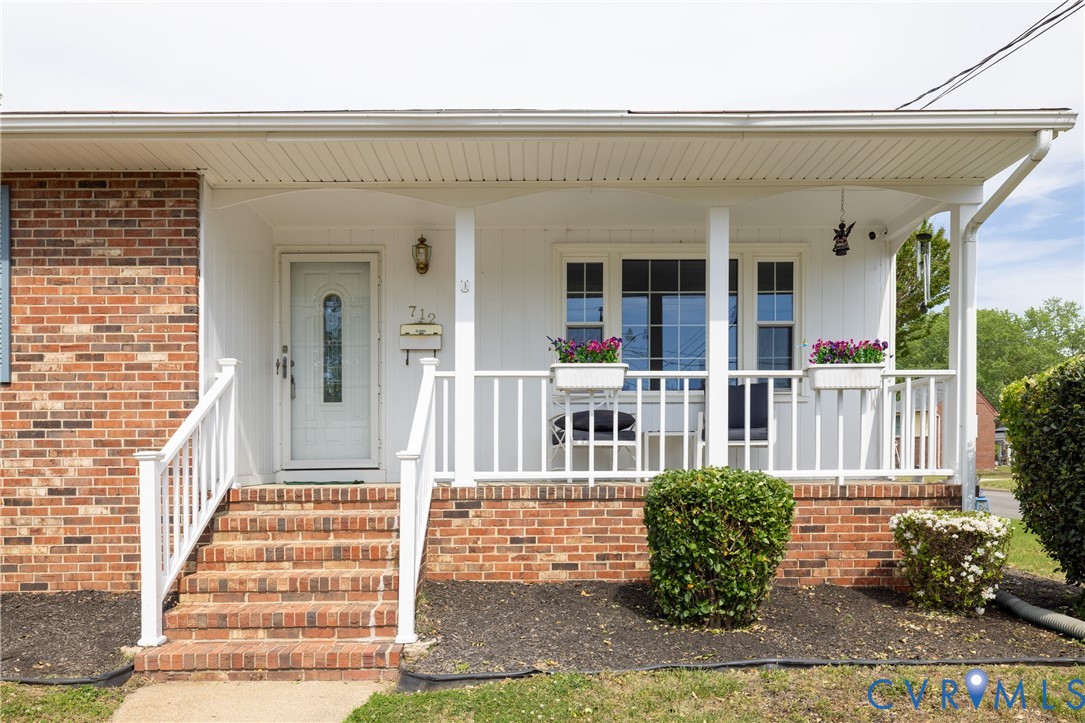 712 Keswick Road Colonial Heights, VA 23834 - Photo 2 of 34 front view of a house