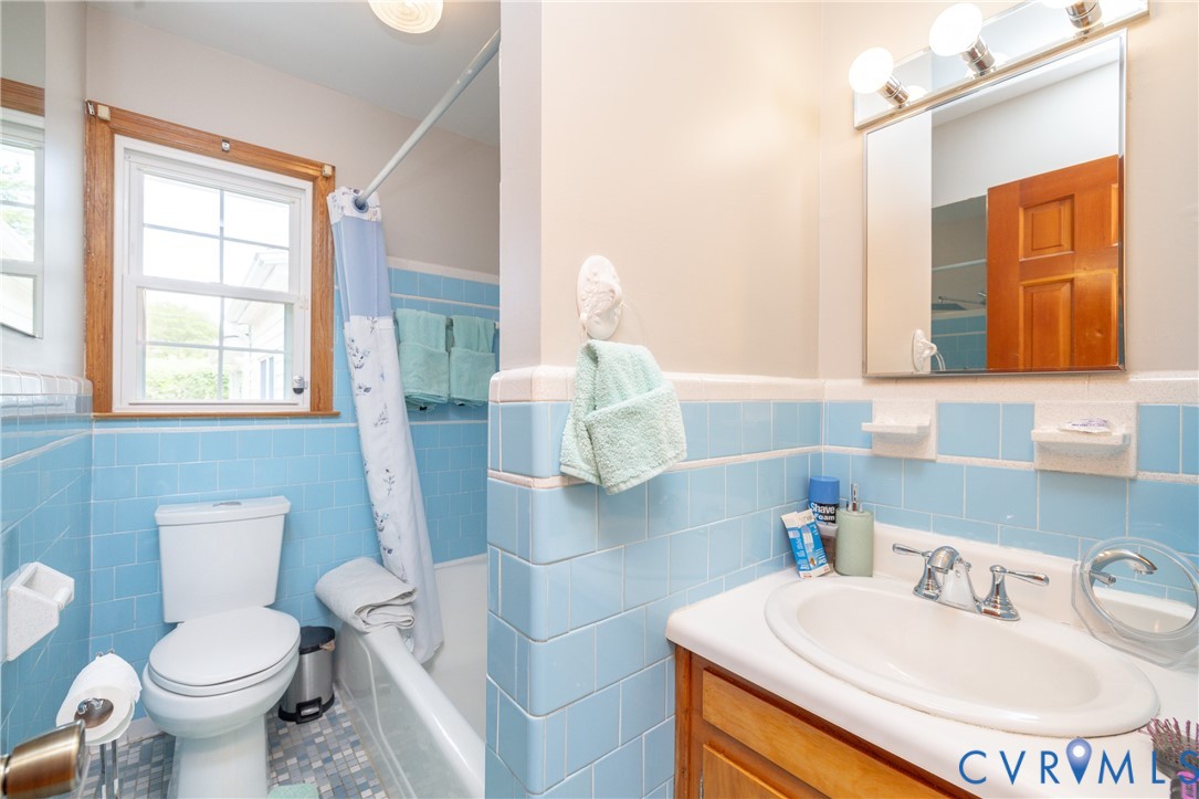 712 Keswick Road Colonial Heights, VA 23834 - Photo 22 of 34 a bathroom with a sink toilet and mirror