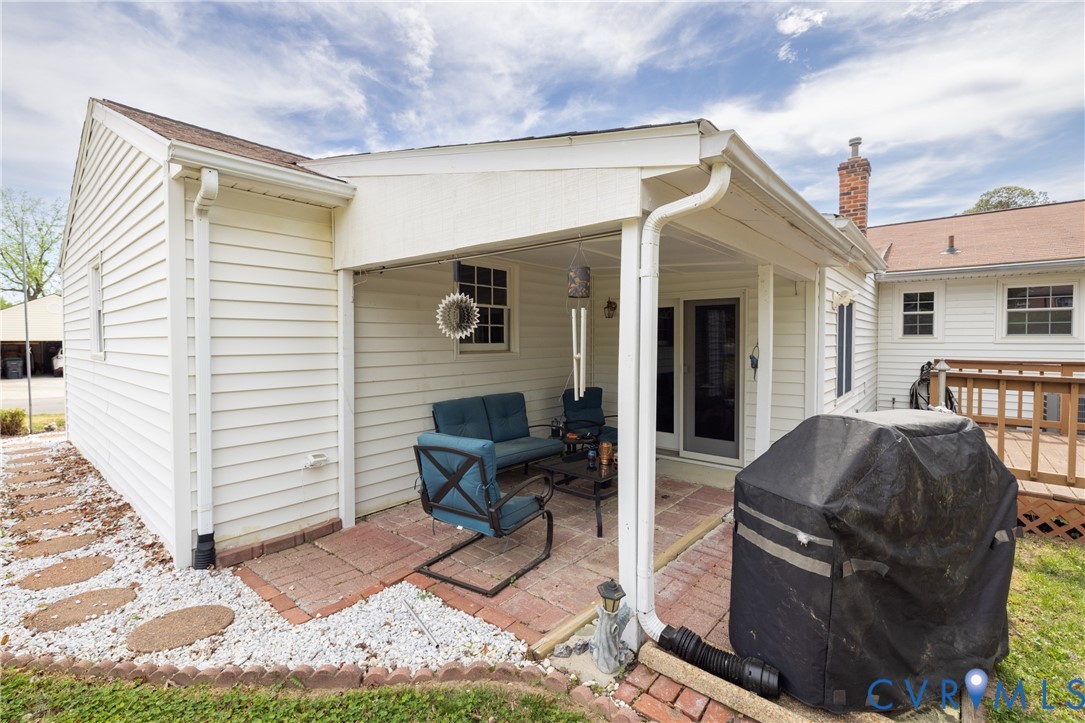 712 Keswick Road Colonial Heights, VA 23834 - Photo 31 of 34 a living room with furniture and a window