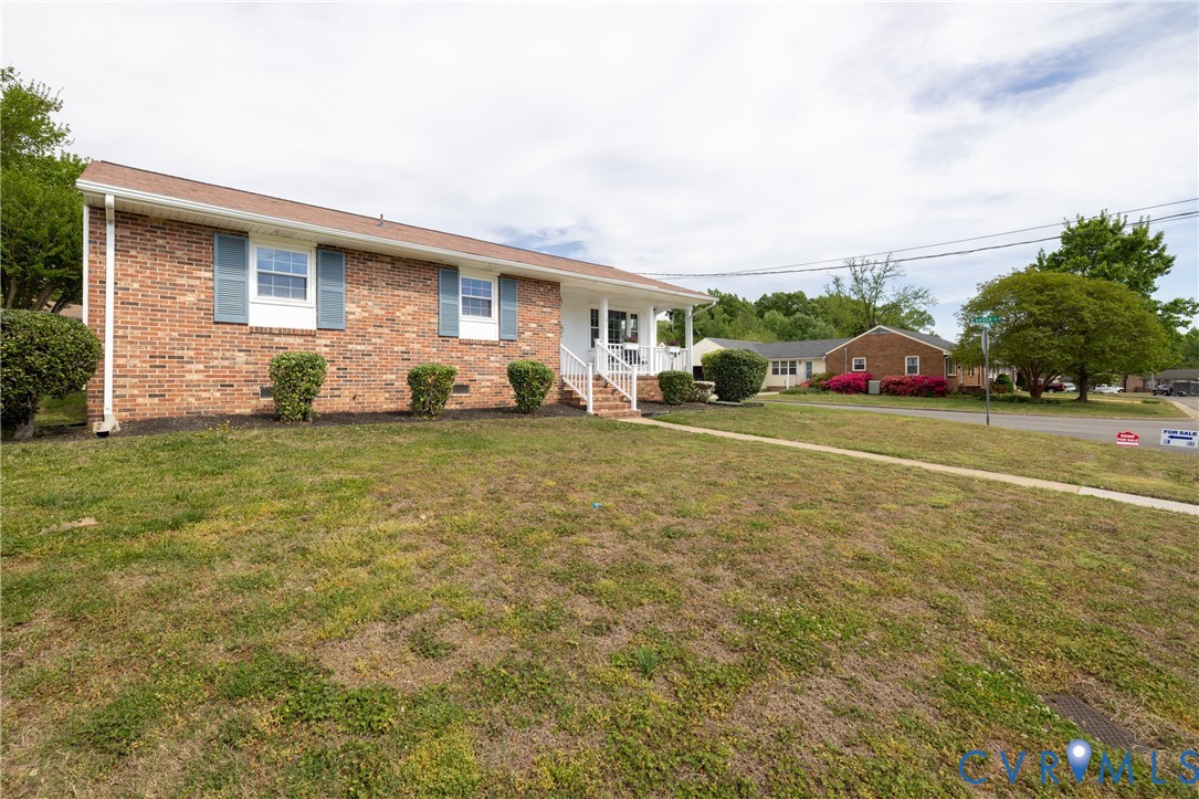 712 Keswick Road Colonial Heights, VA 23834 - Photo 4 of 34 a view of a house with a outdoor space