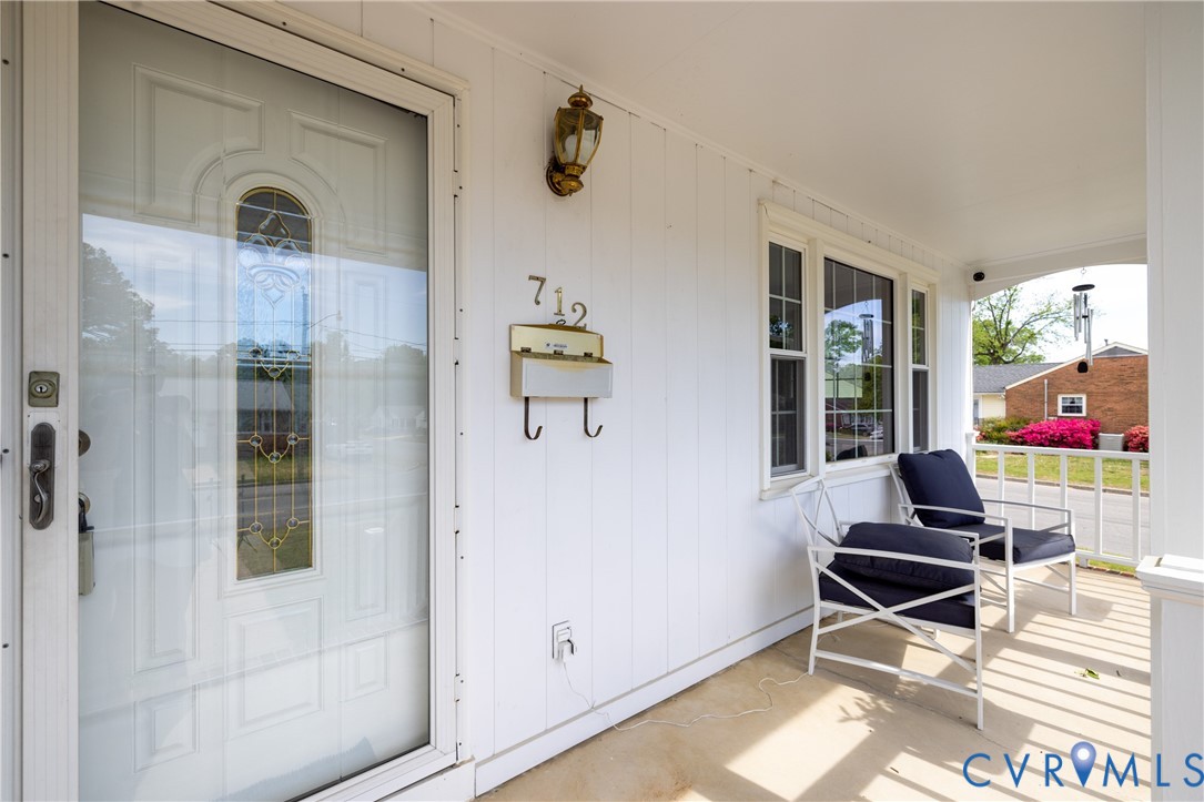712 Keswick Road Colonial Heights, VA 23834 - Photo 5 of 34 a living room with furniture and a window