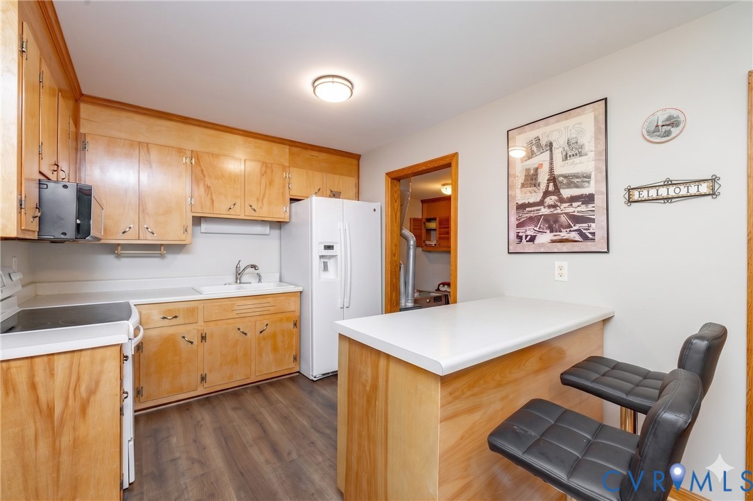 712 Keswick Road Colonial Heights, VA 23834 - Photo 10 of 34 a kitchen with stainless steel appliances a refrigerator and a stove top oven