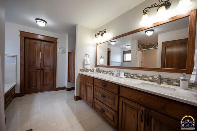 $1,150,000 | 7630 Southeast Berryton Road, Berryton, KS 66409