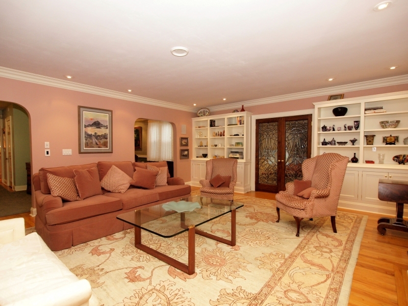 105 Chestnut Hill Road Norwalk, CT 06851 - Photo 8 of 16 a living room with furniture