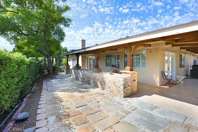 a view of a house with backyard