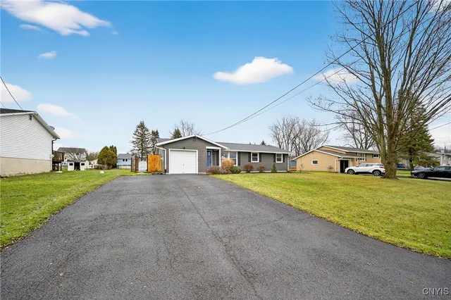 $229,000 | 202 Briarhurst Lane, Camillus, NY 13031