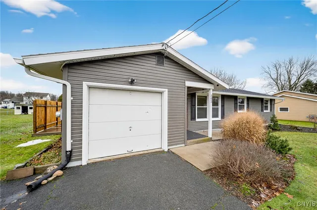 $229,000 | 202 Briarhurst Lane, Camillus, NY 13031