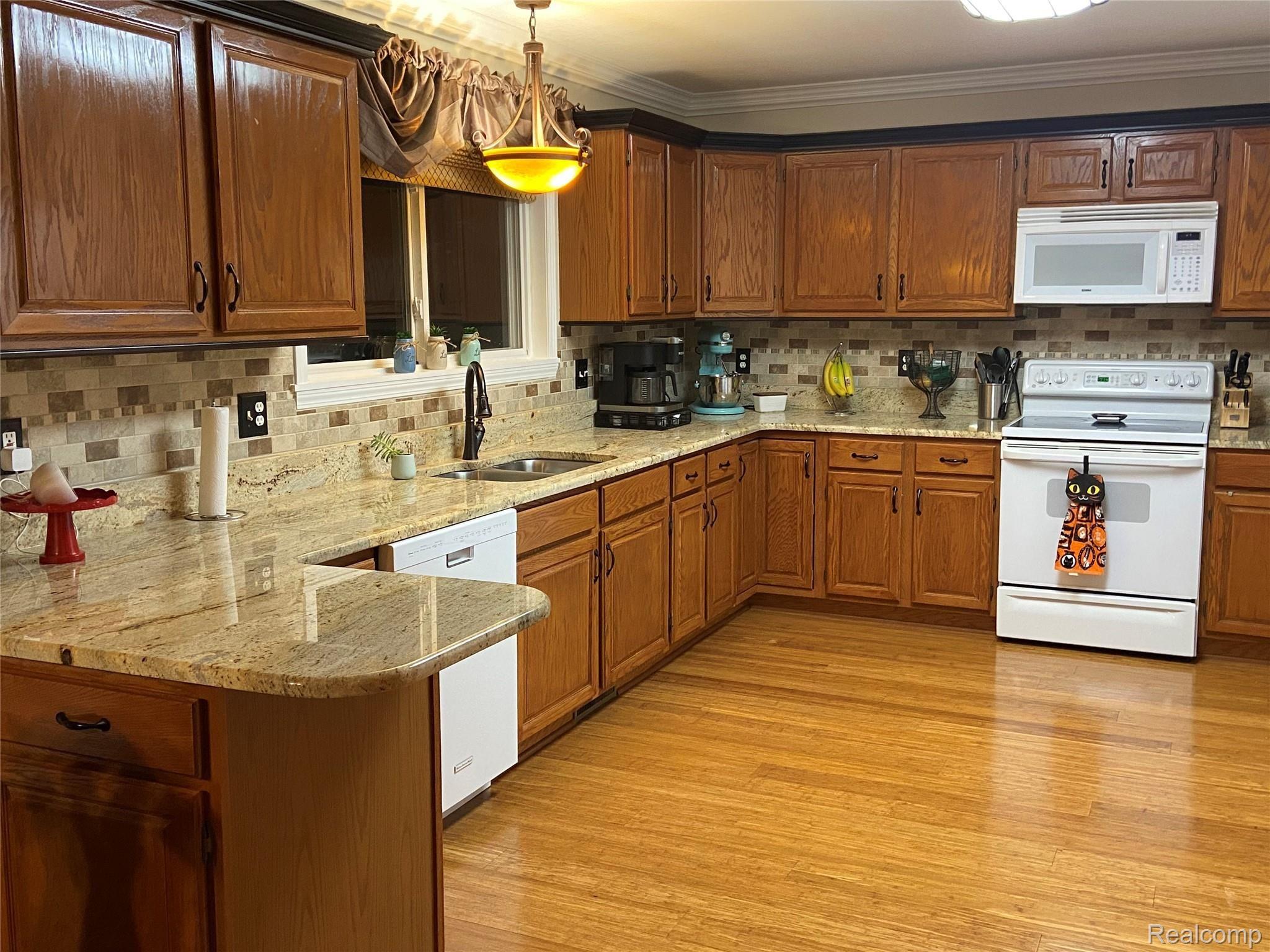 4286 Springwood Fenton, MI 48430 - Photo 12 of 40 IMG_7717.jpeg